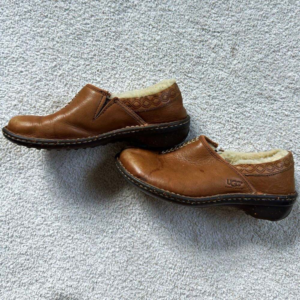 UGG Women’s Size 6 Brown Leather Sheepskin Lined Slip-On Slippers Rubber